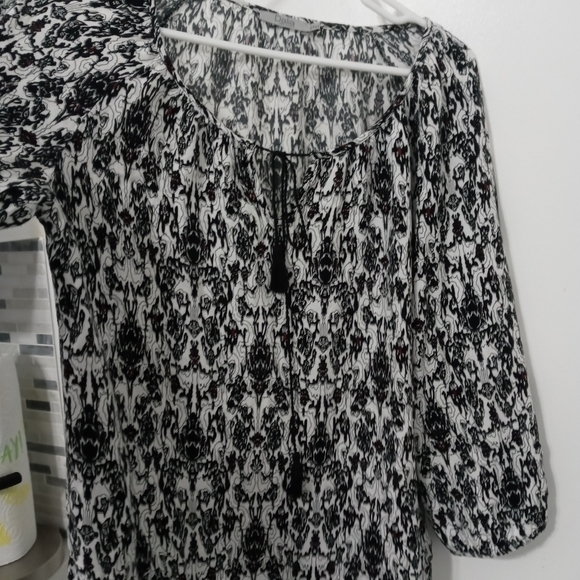 Dalia long sleeve Tassle tie Keyhole Neck Closure - Picture 4 of 8